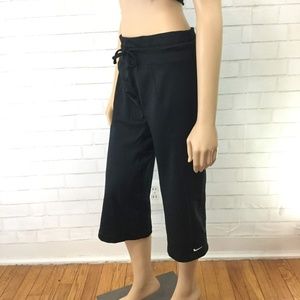Black Nike Wide Leg Workout Capris Size Small EUC